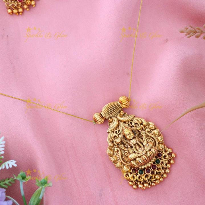 Exquisite Gold Temple Necklace Set - Luxurious Elegance