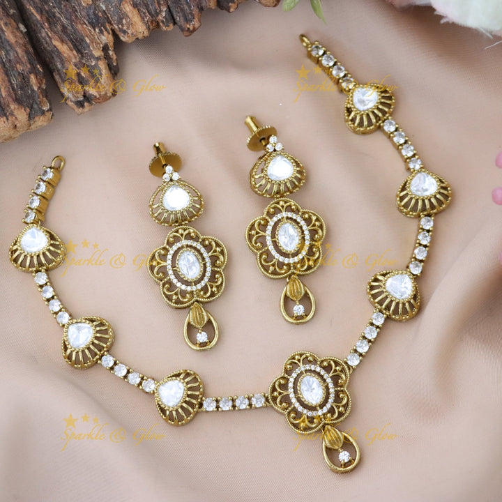 Exquisite Short Gold Necklace for Festive Elegance