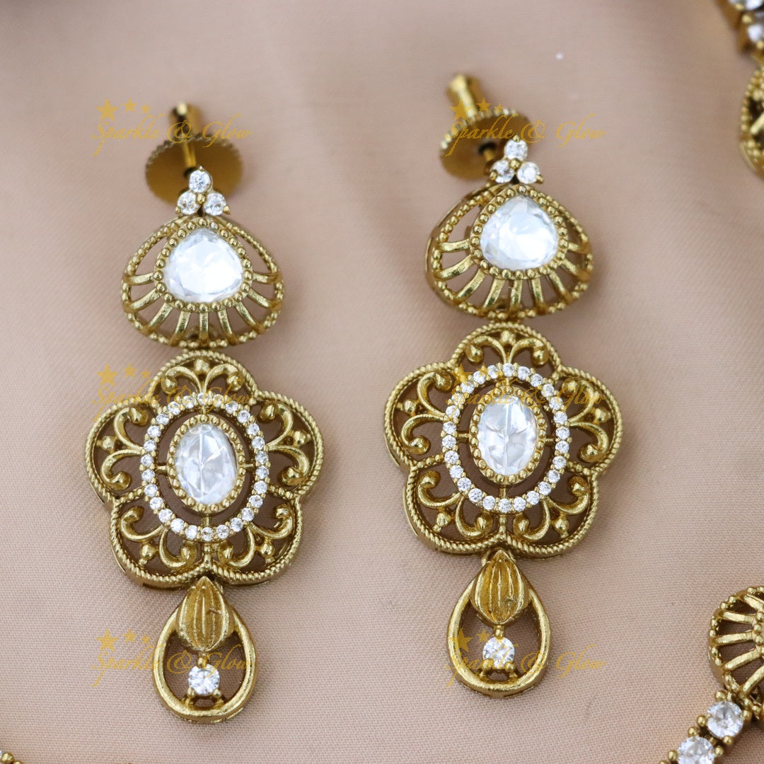 Exquisite Short Gold Necklace for Festive Elegance