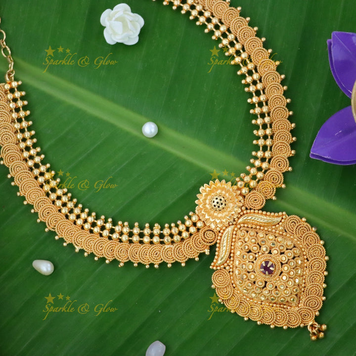 Exquisite Kerala Gold Short Necklace for Festive Occasions