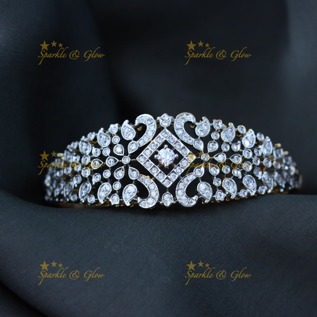 Radiant Diamond-Cut Festive Bangle – Elegant Gold Design