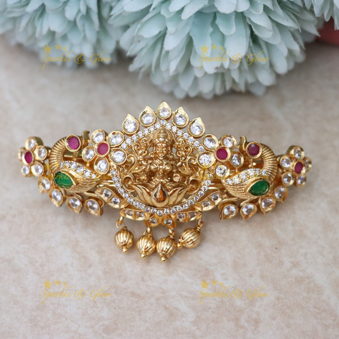 Radiant Gold Temple Hair Clip: Traditional Elegance