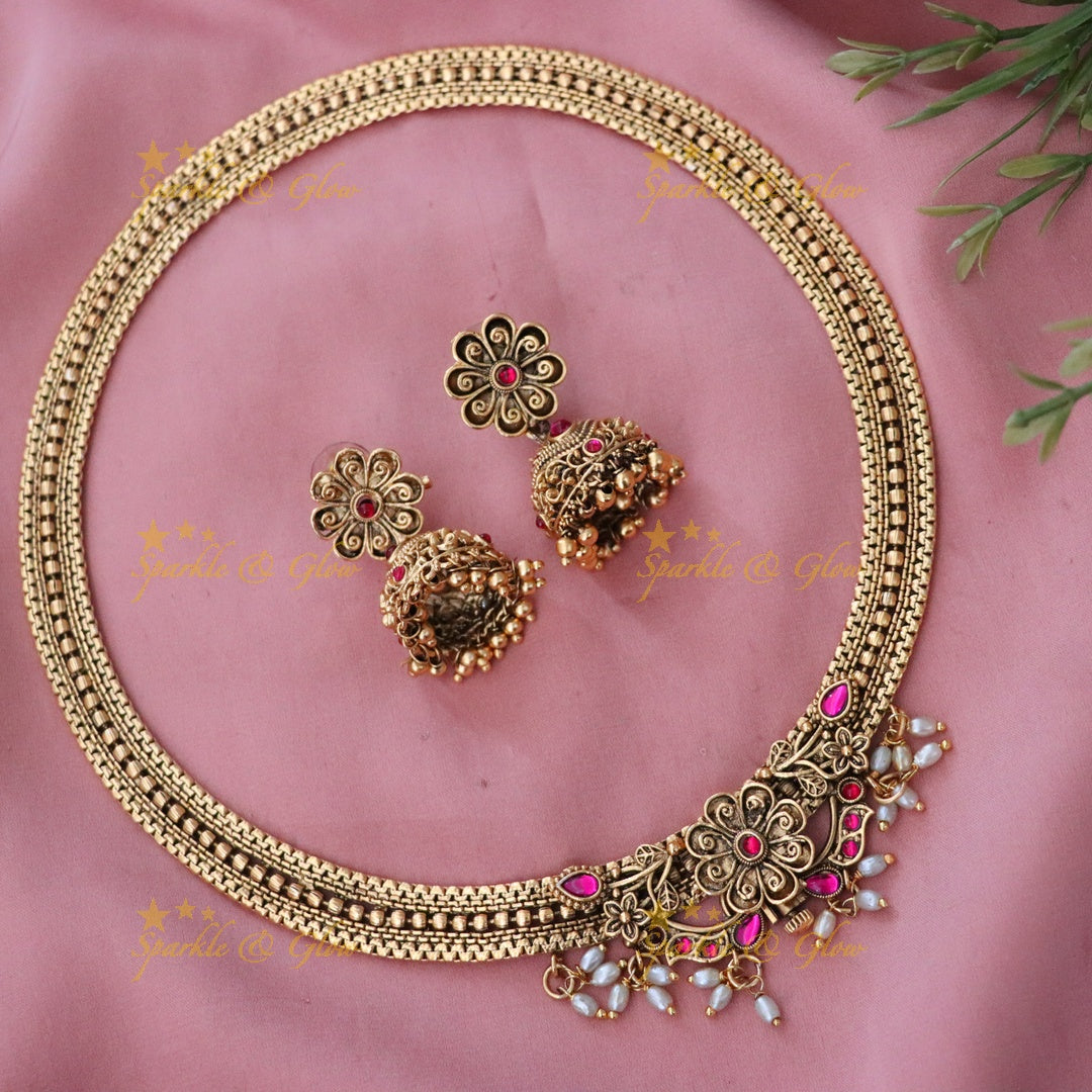 Exquisite Gold-Tone Short Necklace with Earrings
