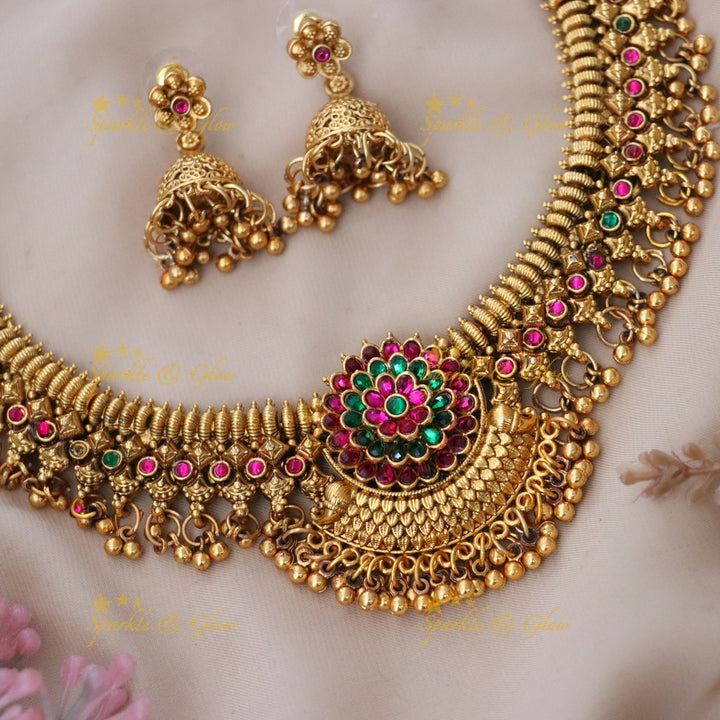 Elegant Gold Short Necklace for Weddings and Festive Celebrations
