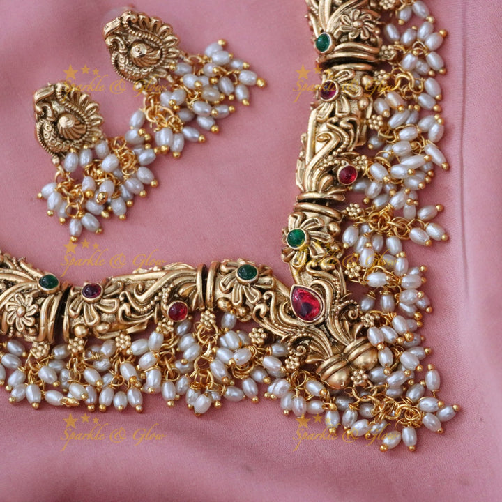 Exquisite Gold-Toned Short Necklace for Festive Elegance
