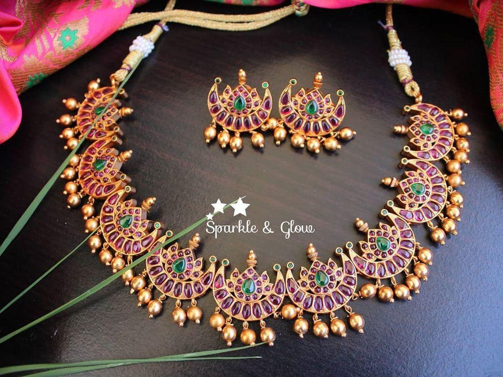 Half moon shaped real kemp stones choker/Short necklace - Sparkle and Glow