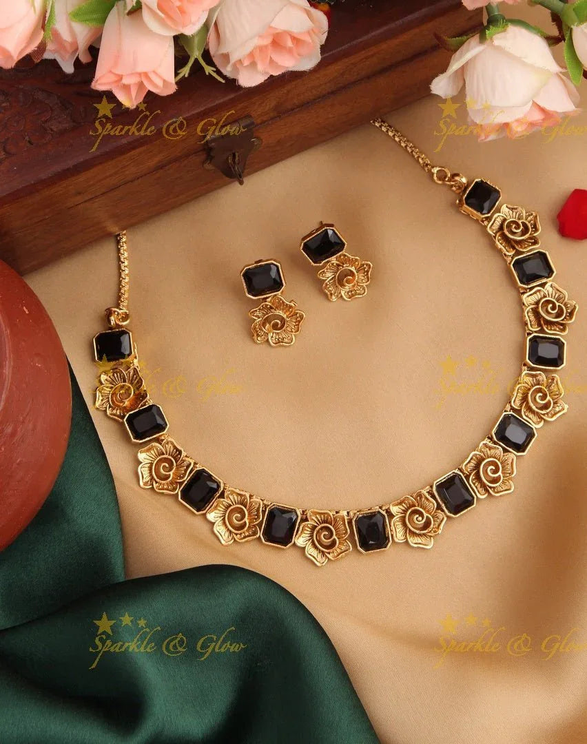 Budgetted Floral Kemp Short Necklace - Light Pink - Sparkle and Glow