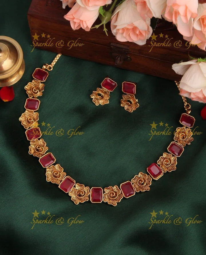Budgetted Floral Kemp Short Necklace - Light Pink - Sparkle and Glow