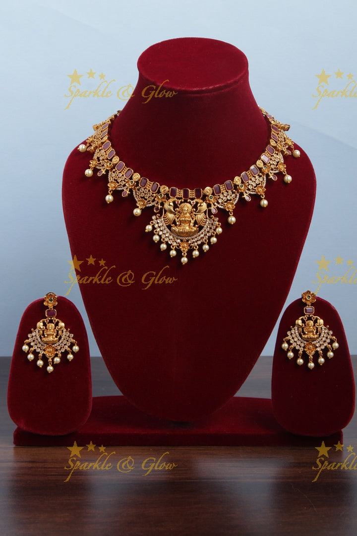 Floral Kemp Stone Pearl Short Necklace