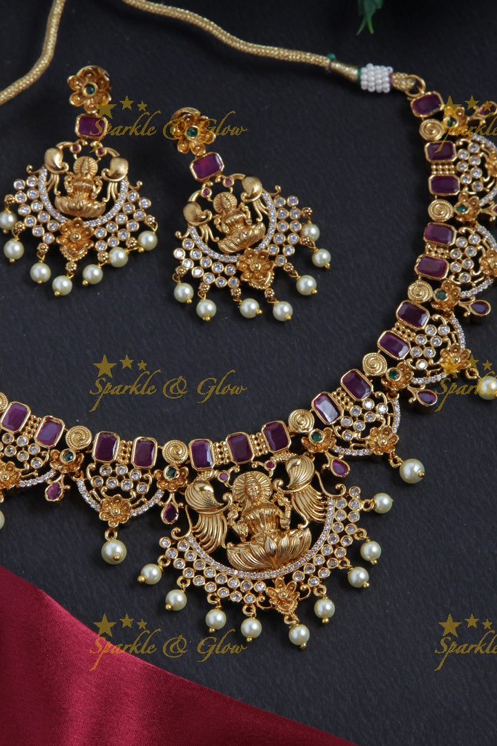 Floral Kemp Stone Pearl Short Necklace