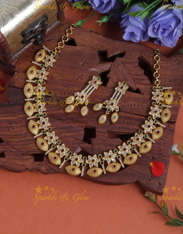Gold alike Floral eye shaped necklace