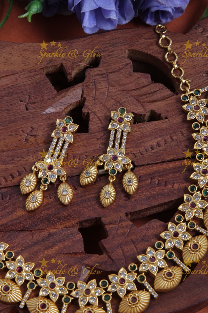 Gold alike Floral eye shaped necklace