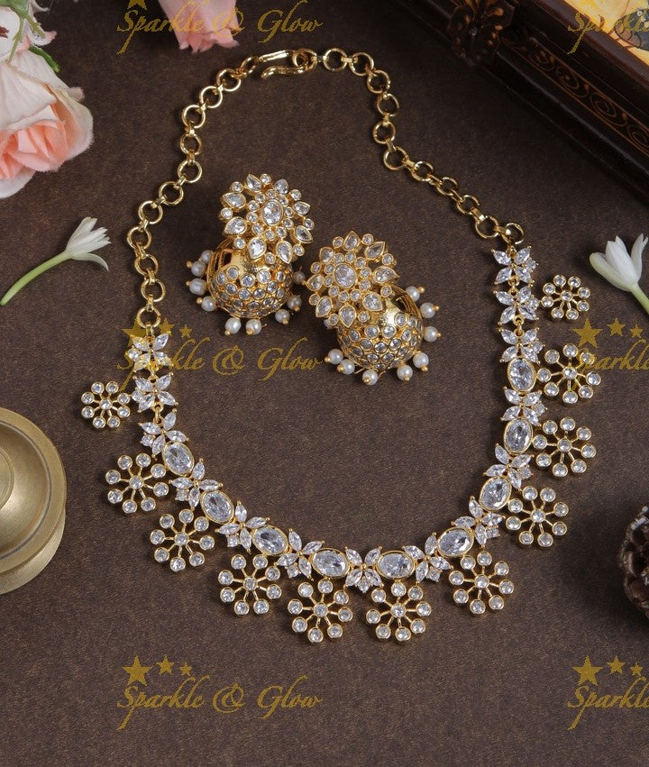 Sparkling ad snowflake necklace - White