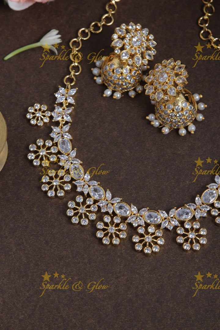 Sparkling ad snowflake necklace - White