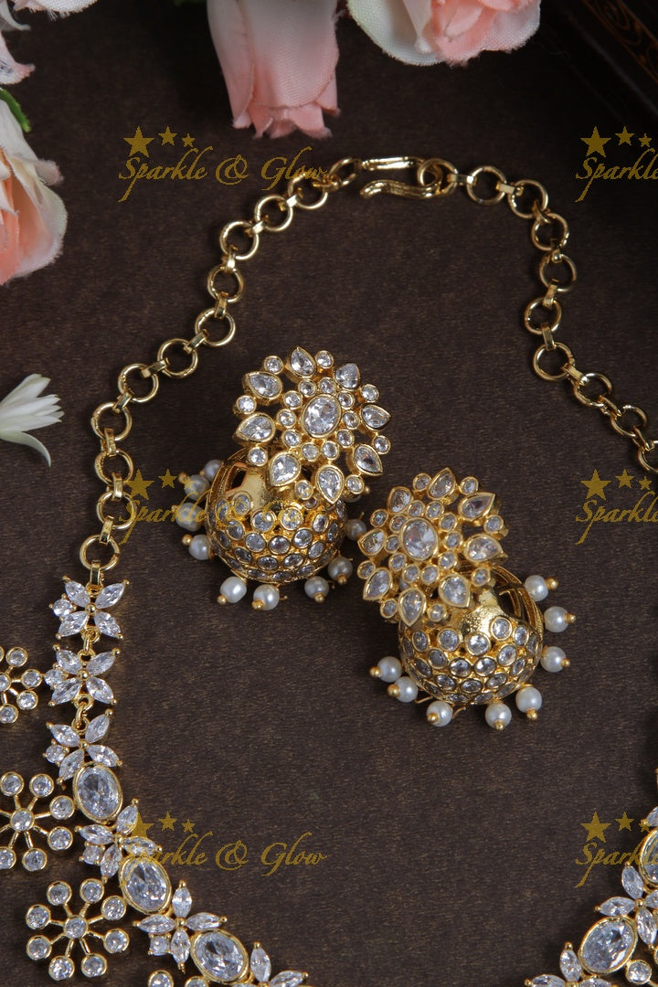 Sparkling ad snowflake necklace - White