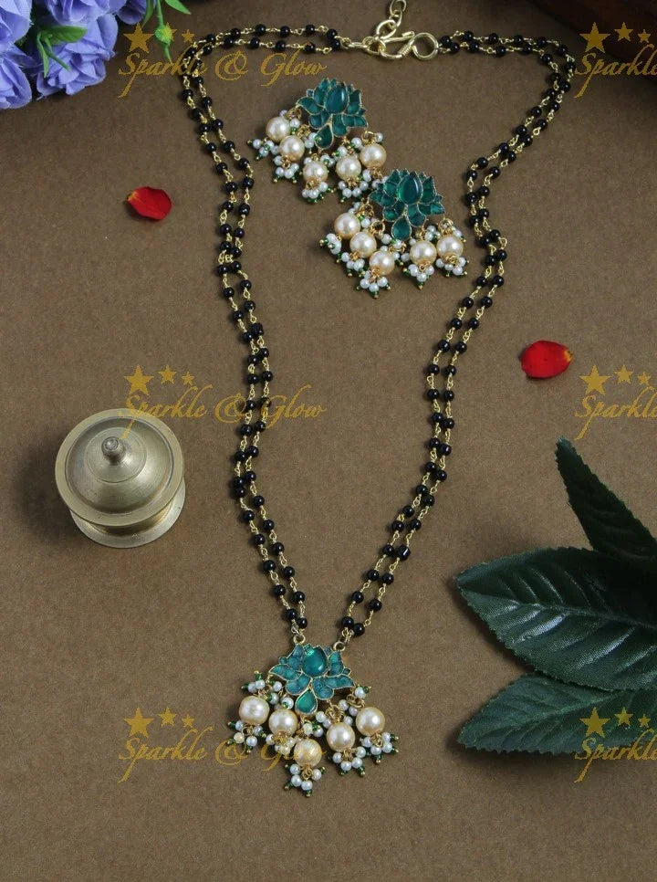 Black beads necklace with lotus jadau pendent and pearls - White - Sparkle and Glow