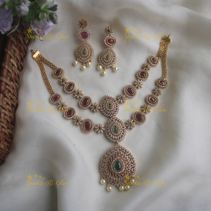 Glittering two layered floral necklace with pearls