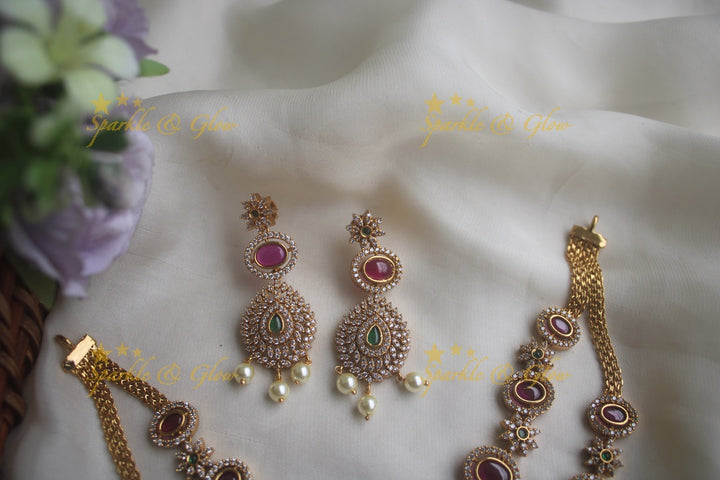 Glittering two layered floral necklace with pearls