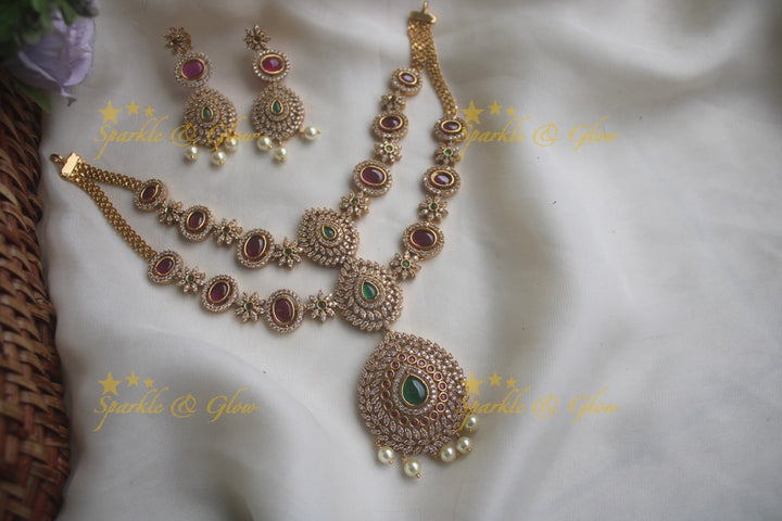 Glittering two layered floral necklace with pearls