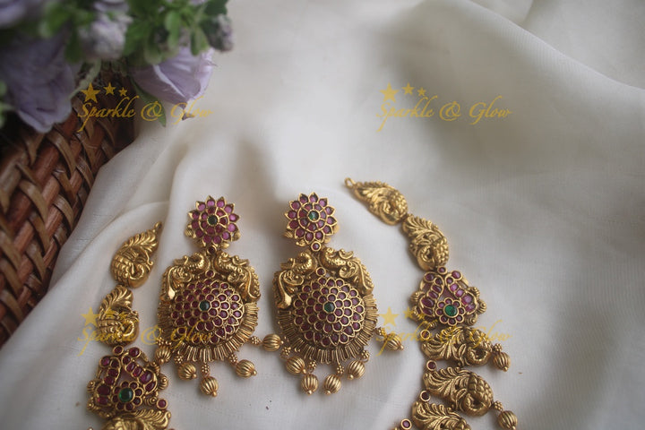 Gold alike peacock floral kemp necklace with gold beads