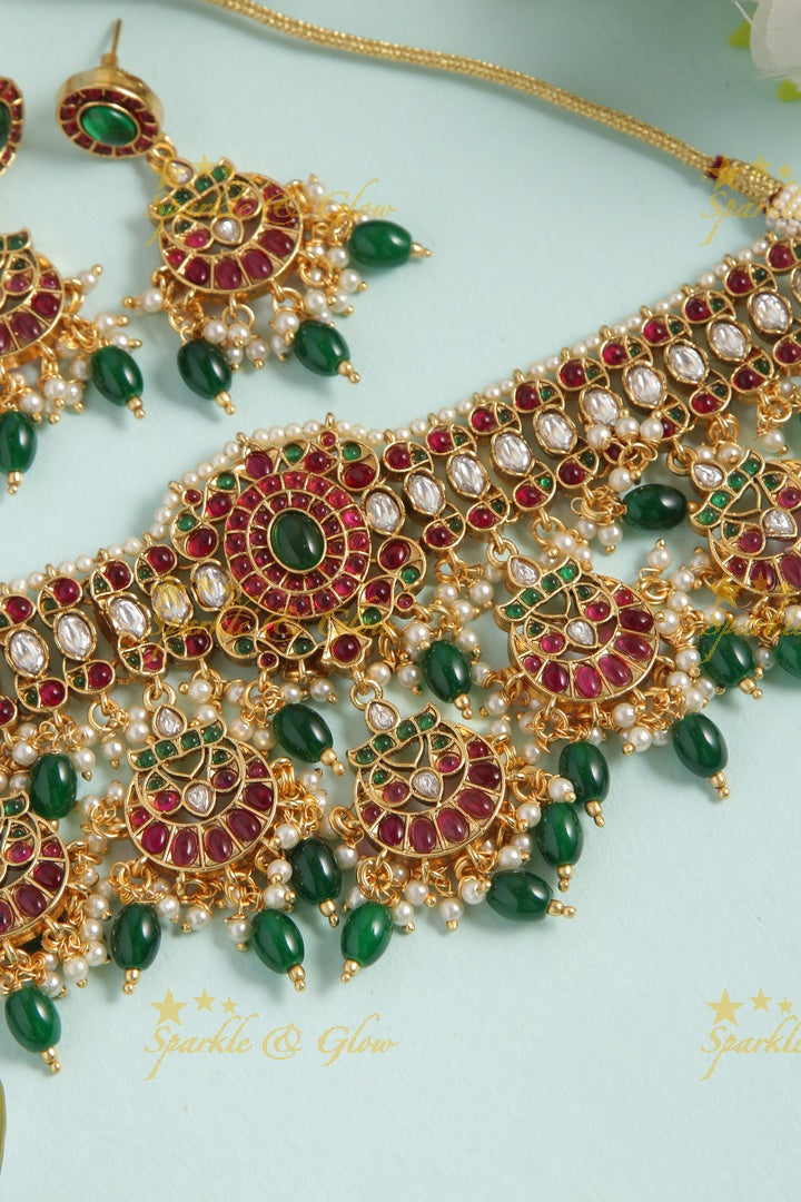 Statement kemp half moon choker with green beads