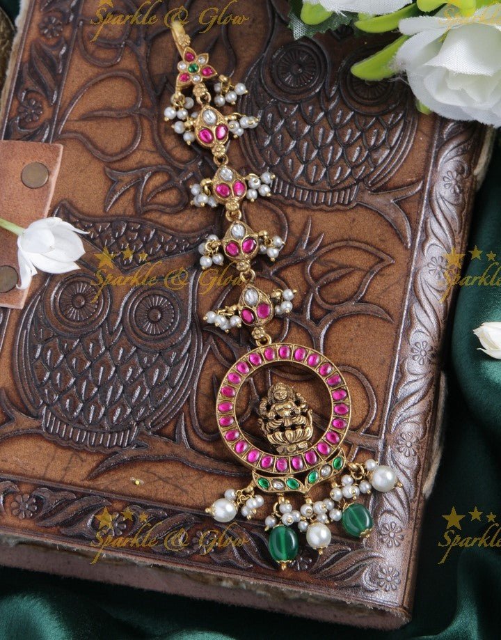 Jadau Lakshmi single line maangtikka with pearl and green beads - Sparkle and Glow - 