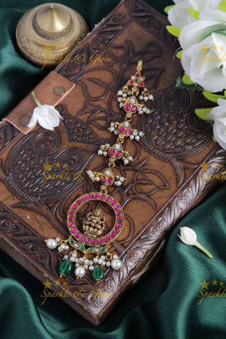 Jadau Lakshmi single line maangtikka with pearl and green beads - Sparkle and Glow - 
