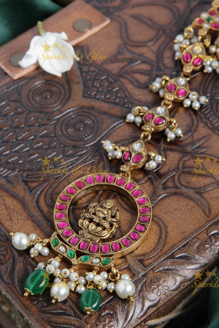 Jadau Lakshmi single line maangtikka with pearl and green beads - Sparkle and Glow - 