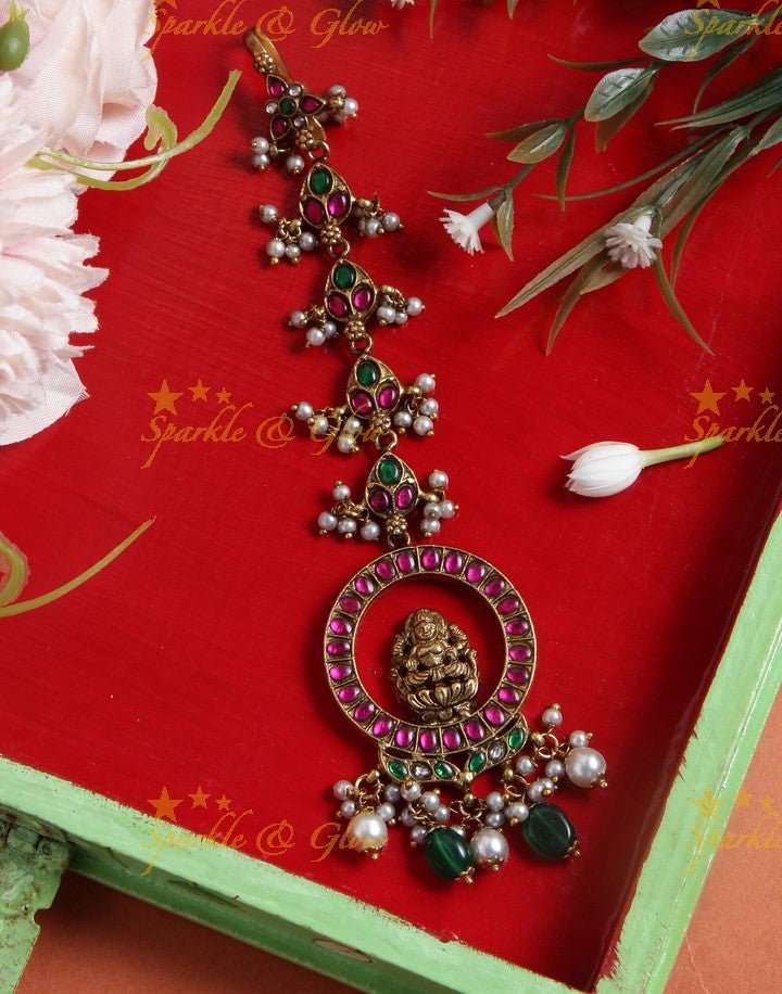 Jadau Lakshmi single line maangtikka with pearl and green beads - Sparkle and Glow - 