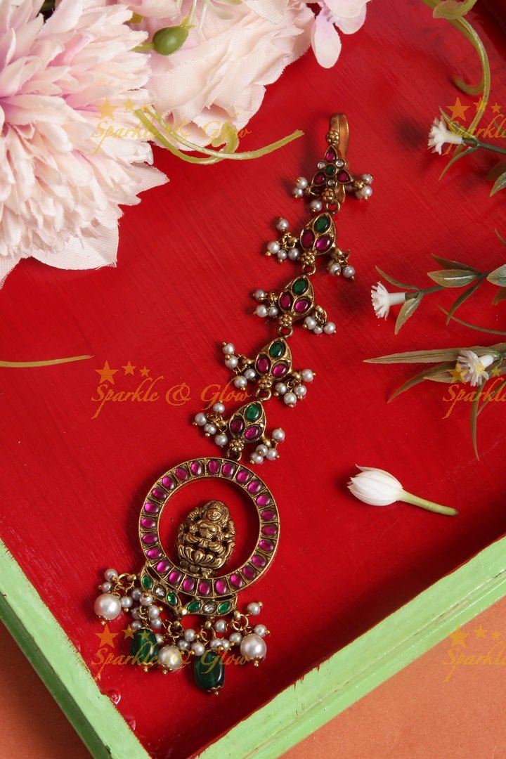Jadau Lakshmi single line maangtikka with pearl and green beads - Sparkle and Glow - 