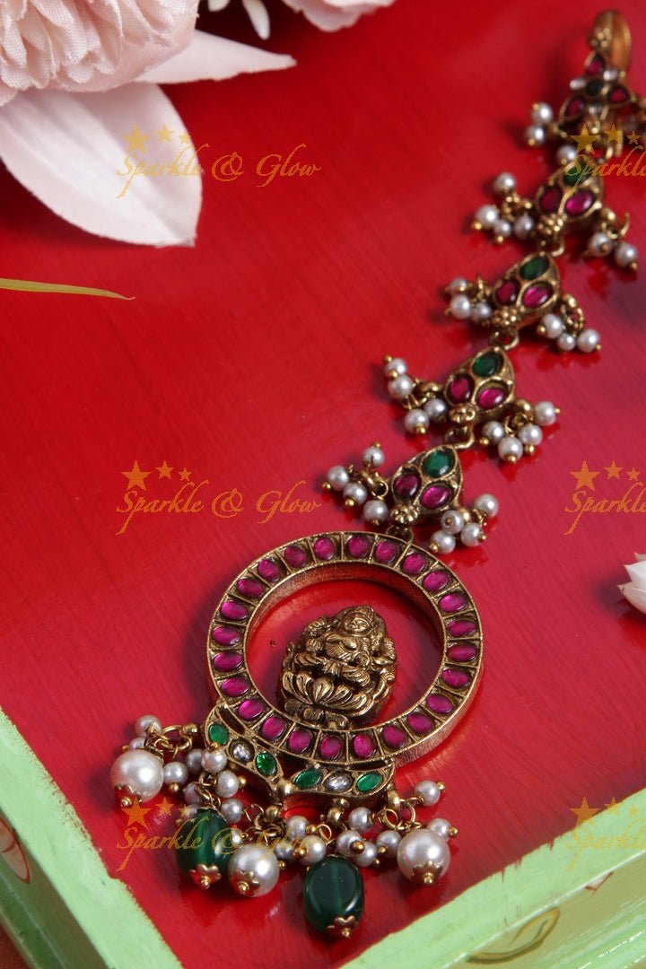 Jadau Lakshmi single line maangtikka with pearl and green beads - Sparkle and Glow - 