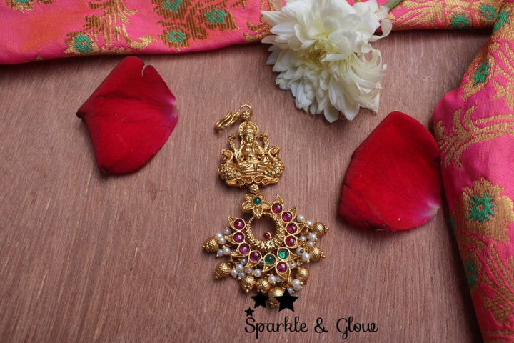 Gold alike polished lakshmi single line maangthika with kemp Stones