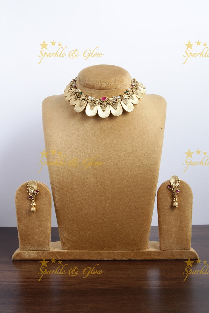 Statement goldalike non idol necklace