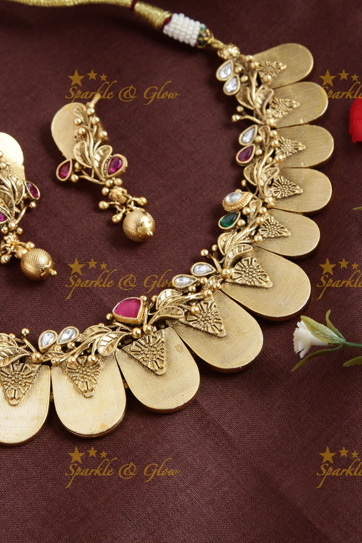 Statement goldalike non idol necklace