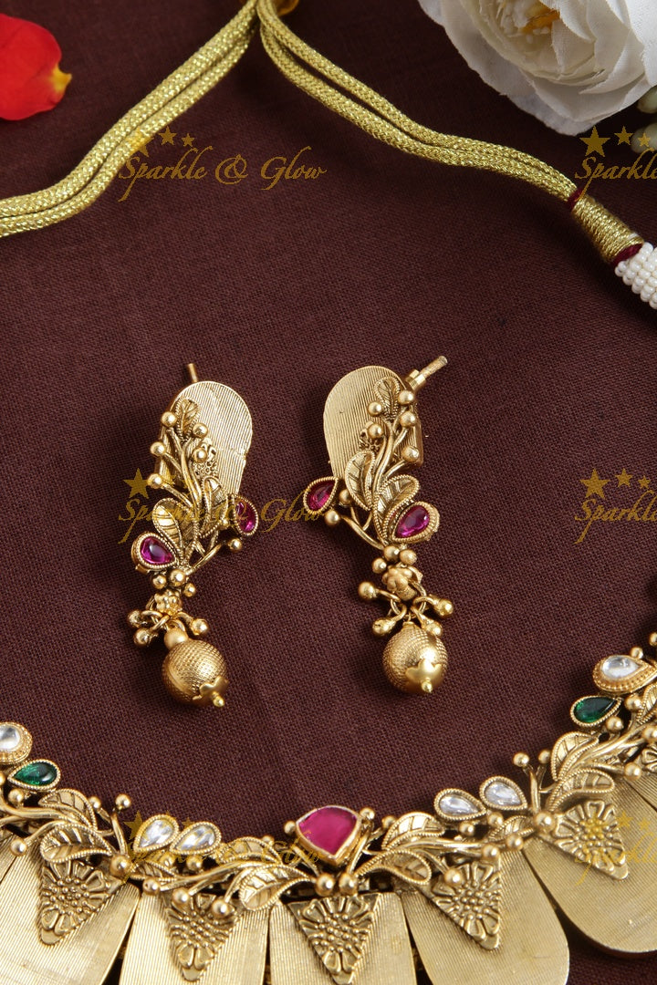Statement goldalike non idol necklace
