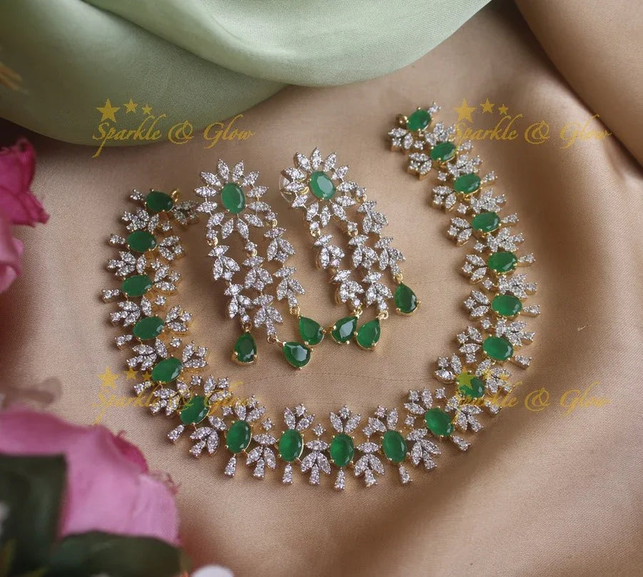 Stunning Ad floral design necklace with emerald - Green - Sparkle and Glow