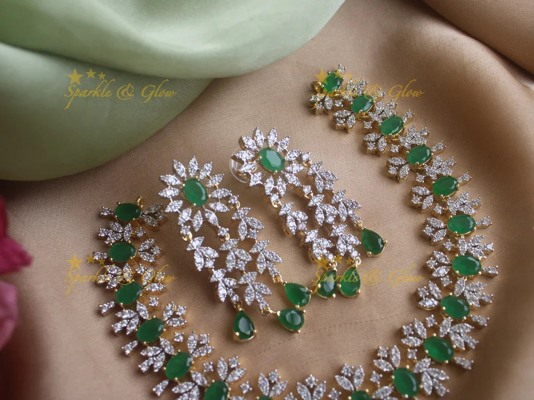 Stunning Ad floral design necklace with emerald - Green - Sparkle and Glow