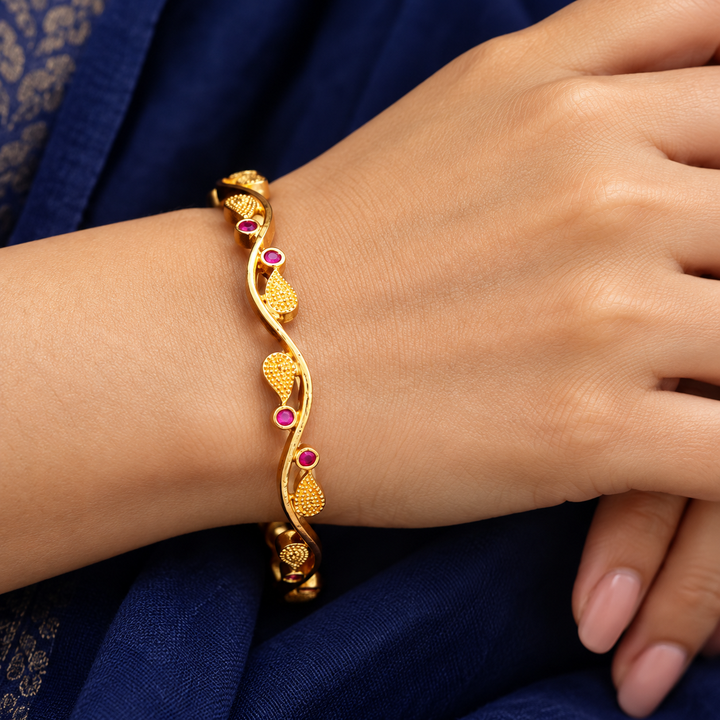 Exquisite Kerala Gold Bridal Bangle for Festive Weddings - One Hand