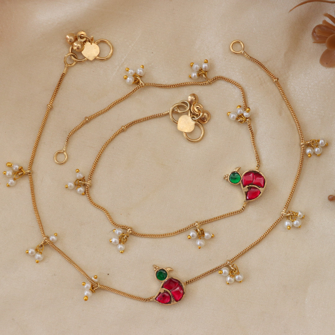 Exquisite Gold Finish Anklet for Festive Elegance