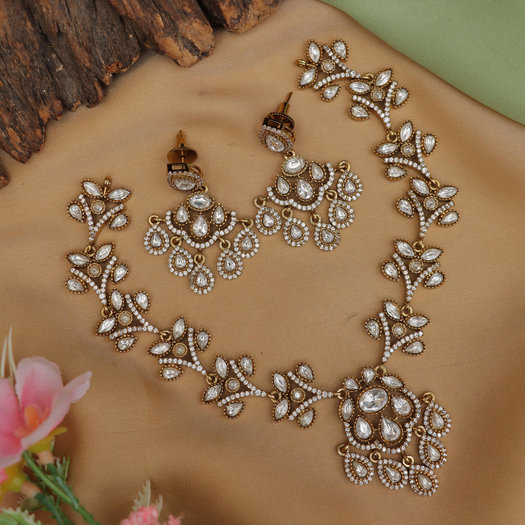 Exquisite Gold Necklace for Festive & Wedding Glamour