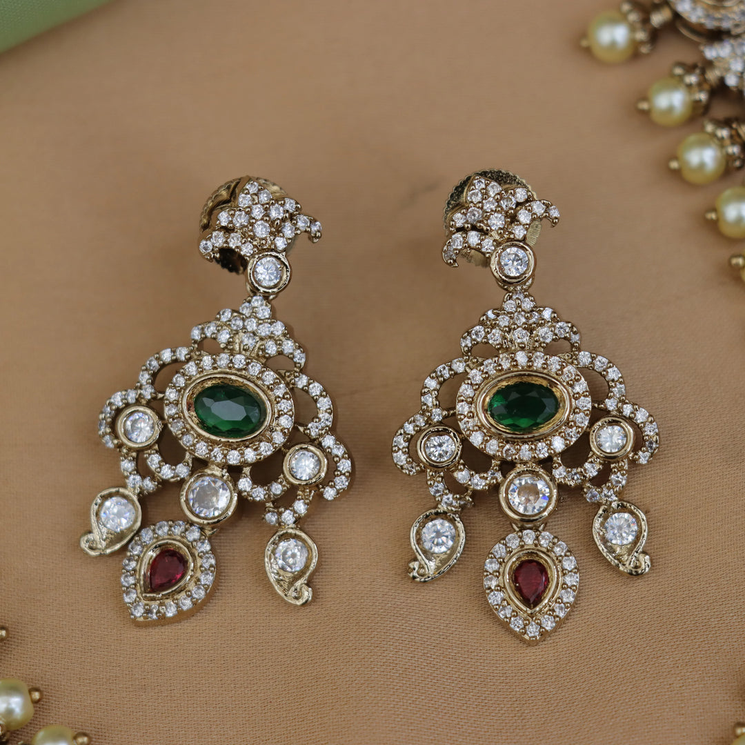 Exquisite Gold-Tone Necklace for Festive Occasions