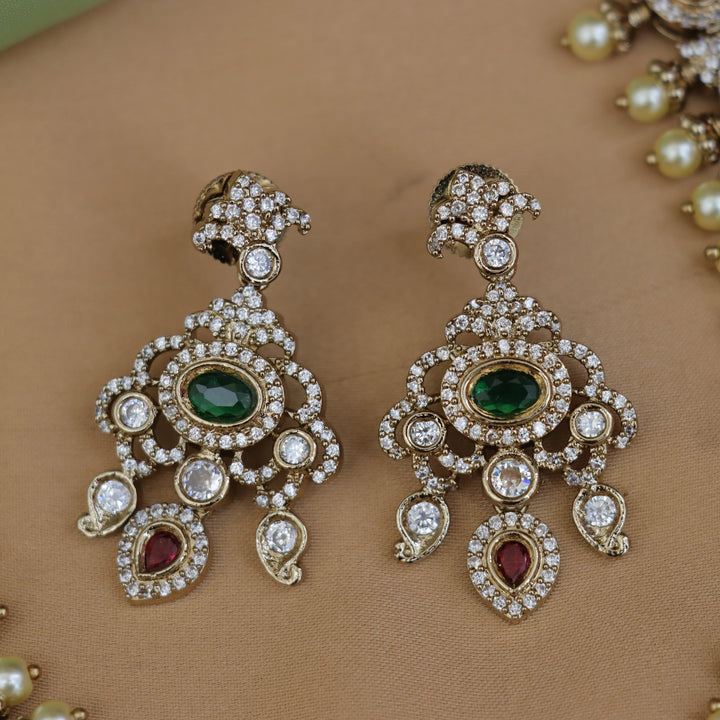 Exquisite Gold-Tone Necklace for Festive Occasions