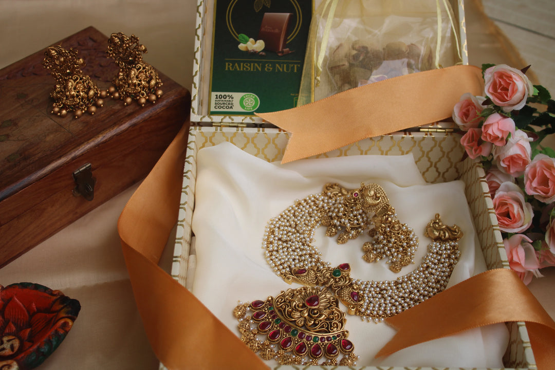 Gift Box with Chocolate & Greeting Card – ₹1000